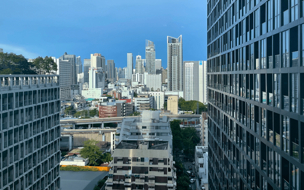 Blick auf eine moderne Stadtlandschaft mit hohen Gebäuden unter klarem, blauem Himmel. | © GIZRatchanok Suwatthanabunpot