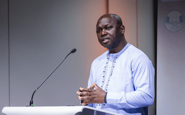 Ein Mann in einem blauen Hemd spricht während einer Podiumsdiskussion auf der GIZ Landwoche.