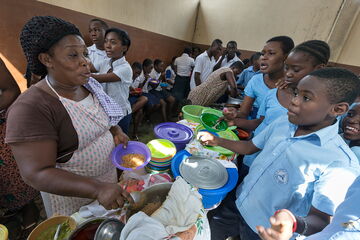 Togo: serving food in a school. Photo: Christoph Püschner/Bread for the World