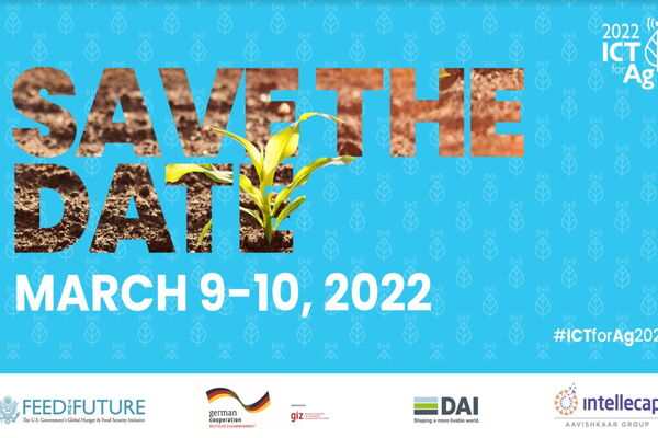 Ein Sprössling wächst durch die Wörter "SAVE THE DATE" auf einem blauen Hintergrund mit dem Datum 9.–10. März 2022.