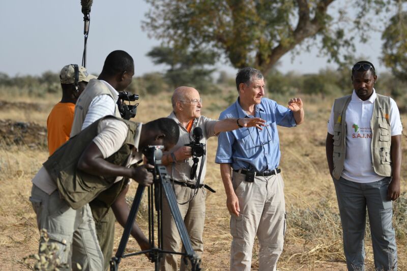 Volker Schlöndorff undTony Rinaudo mit ihrem Kamerateam. © World Vision