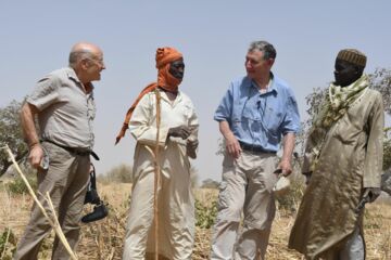 Volker Schlöndorff mit Tony Rinaudo und Einheimischen in Niger. © World Vision