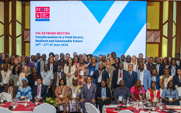 Eine große Gruppe von Menschen versammelt sich bei einem P4C-Netzwerktreffen zur Förderung nachhaltiger Lebensmittel.