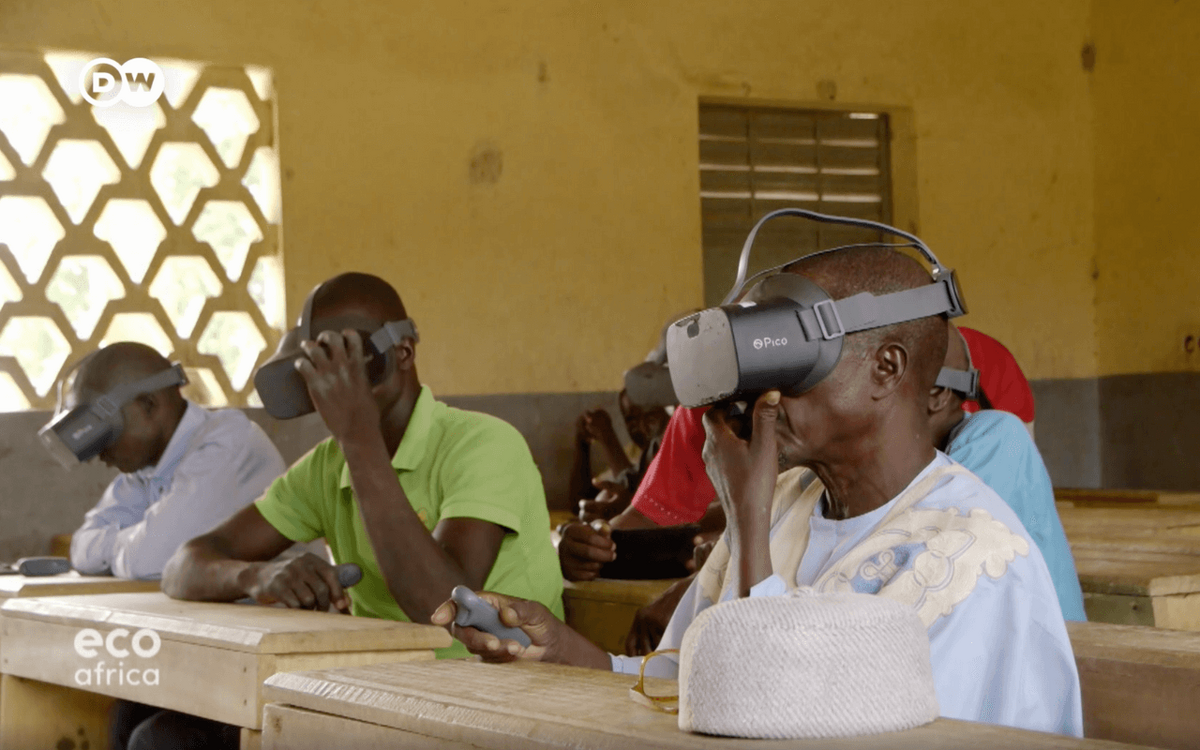 Mehrere Personen in einem Klassenzimmer erleben virtuelle Realität durch VR-Brillen.