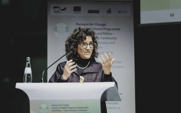 Eine Frau spricht gestikulierend auf einer Podiumsdiskussion während der GIZ Land Week 2025.