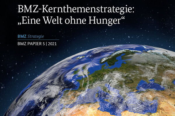 Eine globale Ansicht der Erde mit dem Titel "BMZ-Kernthemenstrategie: Eine Welt ohne Hunger" wird gezeigt.