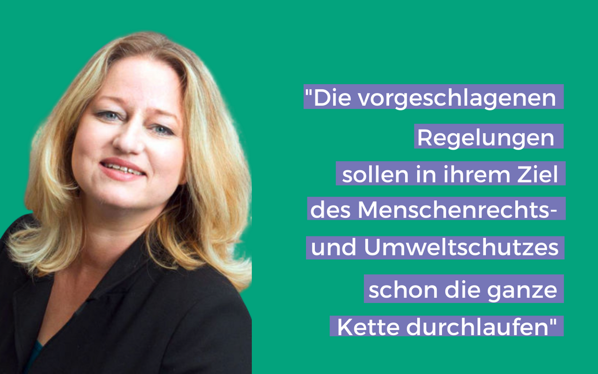 Eine lächelnde Frau vor grünem Hintergrund, begleitet von einem Zitat über Menschenrechts- und Umweltschutzregelungen.