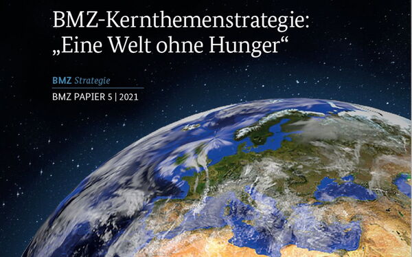 Eine globale Ansicht der Erde mit dem Titel "BMZ-Kernthemenstrategie: Eine Welt ohne Hunger" wird gezeigt.
