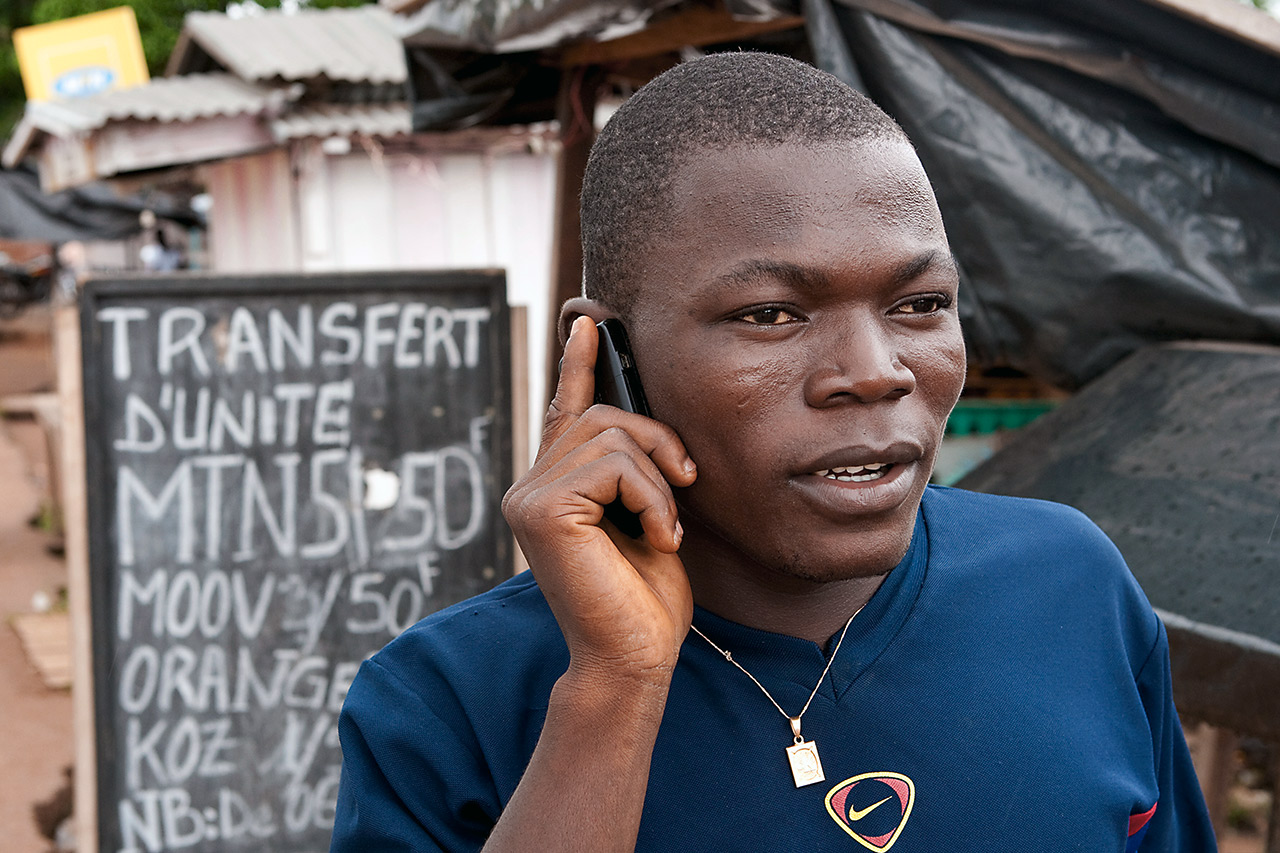 Das Smartphone als Kommunikationsmittel im Zeiten von Social Distance. Symbolphoto: Mika Schmidt/dpa-picture alliance